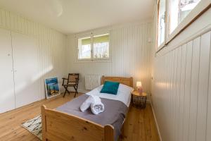 1 dormitorio con 1 cama con toallas en ST JORIOZ-Chalet renove des Grands Champs proche lac et piste cycable- LLA Selections by Location lac Annecy en Saint-Jorioz