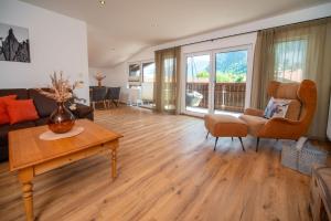 a living room with a couch and a table at Ferienwohnung Immerschön in Pfronten