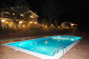 una piscina por la noche frente a una casa en Agriturismo Fattoria colle Luca, en Moscufo