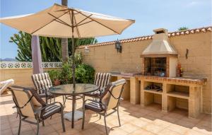 ein Tisch und Stühle mit einem Sonnenschirm auf einer Terrasse in der Unterkunft Cozy Apartment In Cautivador With Wifi in Cautivador + 12 Fotos