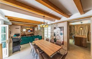 - une salle à manger avec une table et des chaises en bois dans l'établissement 4 Bedroom Stunning Home In Kastel Sucurac, à Kaštela