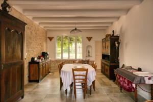een keuken met een tafel en stoelen en een raam bij Coeur de Provences in Saint-Didier