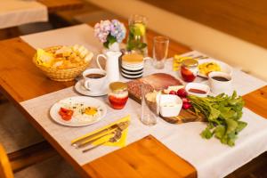 una mesa con comida para el desayuno y bebidas en ella en Tourist farm Tominc en Brezje
