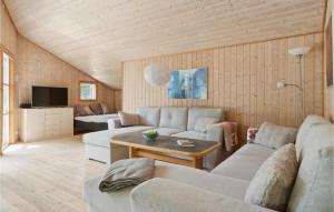een woonkamer met een bank en een tafel bij Beautiful Home In Vggerlse With Kitchen in Bøtø By