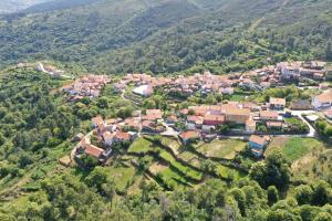 einen Luftblick auf ein kleines Dorf in den Bergen in der Unterkunft Casa Sabugueiro 