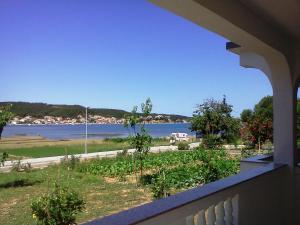 d'une vue sur l'eau depuis le balcon de la maison. dans l'établissement Rooms Viskic, à Rab