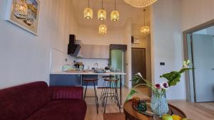 salon i kuchnia z kanapą i stołem w obiekcie Novi Hills w mieście Herceg Novi