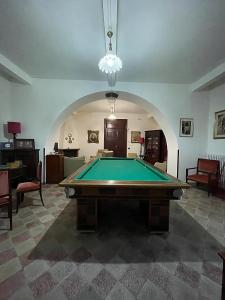 einem Billardtisch in der Mitte eines Zimmers in der Unterkunft B&B Villa Rachele in Casaletto Spartano