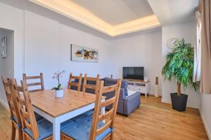 uma sala de jantar e sala de estar com mesa e cadeiras em Apartments Vegueta Suite em Las Palmas de Gran Canaria