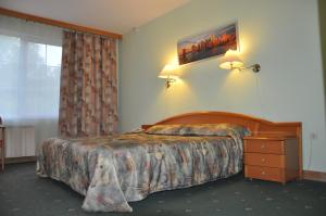 um quarto de hotel com uma cama e uma janela em West Hotel em Pereslavl-Zalessky