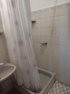 Un baño con bañera y WC. en Maria Andrea House, en Balatonkeresztúr 27 fotos más