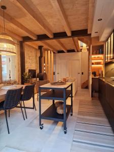 een keuken en eetkamer met een tafel en stoelen bij Villa Bonica in Palamós