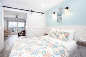 Tempat tidur dalam kamar di Wavecrest Resort