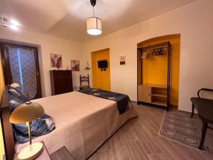 1 dormitorio con cama, silla y espejo en Giraluna, en Demonte