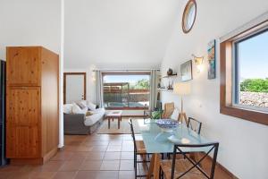 Casa al volcán de Lajares في لاجاريس: غرفة معيشة مع طاولة وأريكة