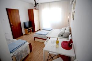 - un petit salon avec une table et un canapé dans l'établissement Studio Apartments Shanti, à Zadar