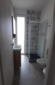 een badkamer met een douche, een wastafel en een toilet bij Casa Felice 67 in Termoli