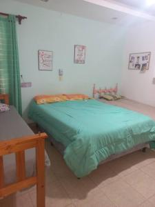 - une chambre avec 2 lits dans l'établissement La Casa de Los Mellis.., à La Banda
