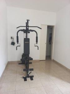 uma máquina de exercício num quarto com um corredor em La Casa de Los Mellis.. em La Banda