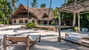 un complexe avec une piscine et un bâtiment dans l'établissement Raha Lodge Zanzibar Boutique Hotel, à Jambiani