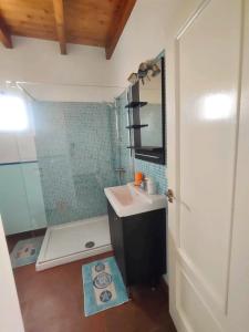 y baño con lavabo y ducha. en Suite Estrella Azul en Gran Tarajal