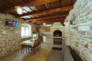 Η κουζίνα ή μικρή κουζίνα στο Villa Josipa