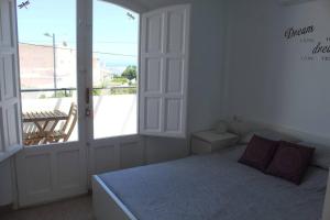 1 dormitorio con cama y ventana grande en Casa Wilphi - Mojacar en Mojácar