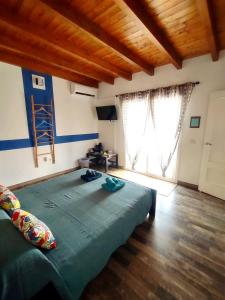 1 dormitorio con cama verde y ventana grande en Suite Estrella Azul, en Gran Tarajal