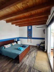 1 dormitorio con cama y techo de madera en Suite Estrella Azul en Gran Tarajal