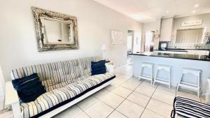Dapur atau dapur kecil di Stylish Hartenbos Apartment