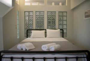 una camera da letto con un letto e asciugamani di Bay View Suites a Vassiliki