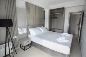 ein kleines Schlafzimmer mit einem Bett und einem Waschbecken in der Unterkunft Leon Luxury Apartments in Ohrid