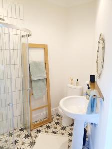 ein Bad mit einem WC und einem Waschbecken in der Unterkunft Oak Self Catering Cottage in Kapstadt