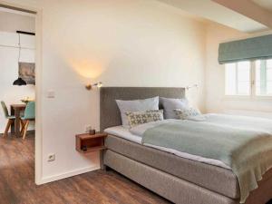 1 dormitorio con 1 cama grande y 1 mesa en Ohlerich Speicher App_ 04, en Wismar