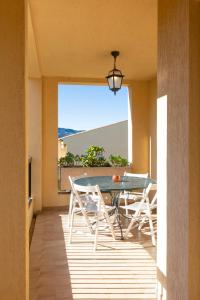 een eetkamer met een tafel en stoelen op een balkon bij Beautiful furnished apartment in a private Residence with Pool in Cannes