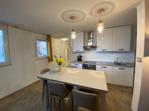 Una cocina con una mesa y sillas en una habitación. en Mali Stan Opatija, en Opatija