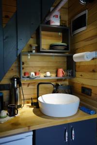 a kitchen counter with a white sink on a counter top at LUSER BUNGALOW in Ardeşen