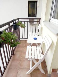 Un balcon sau o terasă la Lovely L home BN centar -Rent a car automatic