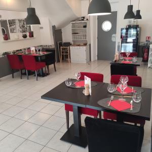 A restaurant or other place to eat at Contact Hôtel de Matignon