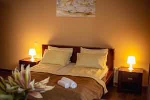 A bed or beds in a room at Maya Panzio-Rezidencia