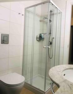 Bilik mandi di Bougainville House