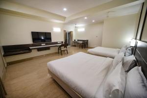 Postel nebo postele na pokoji v ubytování Avenue 11 Premium Stays Madurai