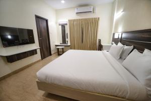 Postel nebo postele na pokoji v ubytování Avenue 11 Premium Stays Madurai