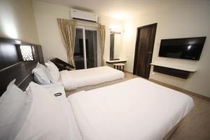 Postel nebo postele na pokoji v ubytování Avenue 11 Premium Stays Madurai