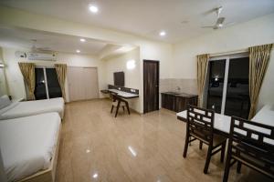 Postel nebo postele na pokoji v ubytování Avenue 11 Premium Stays Madurai