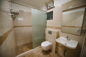 Koupelna v ubytování Avenue 11 Premium Stays Madurai + 28 fotografií
