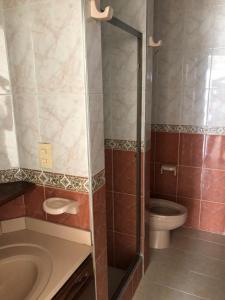ein kleines Bad mit WC und Waschbecken in der Unterkunft Hermoso in Neiva