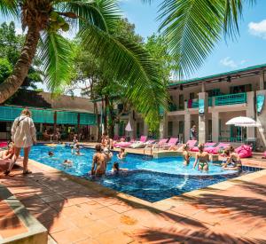 un grupo de personas en la piscina de un complejo en Nomads Ao Nang, en Ao Nang Beach