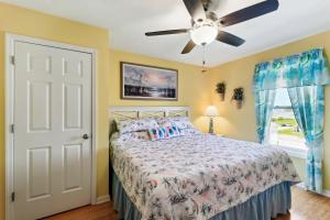 1 dormitorio con 1 cama y ventilador de techo en Surf City Vacation Rental Walk to Beach!, en Surf City