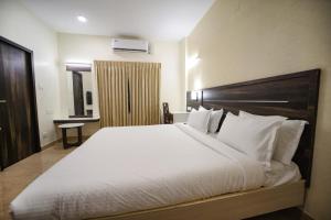 Postel nebo postele na pokoji v ubytování Avenue 11 Premium Stays Madurai
